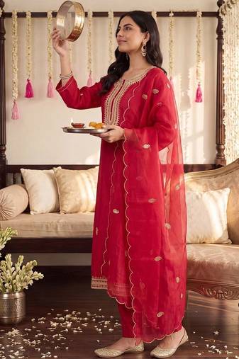 Women Ethnic Motifs Embroidered Regular Kurta with Trousers & With Dupatta
