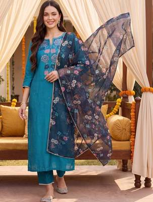 Women Floral Embroidered Regular Thread Work Kurta with Trousers & With Dupatta 1