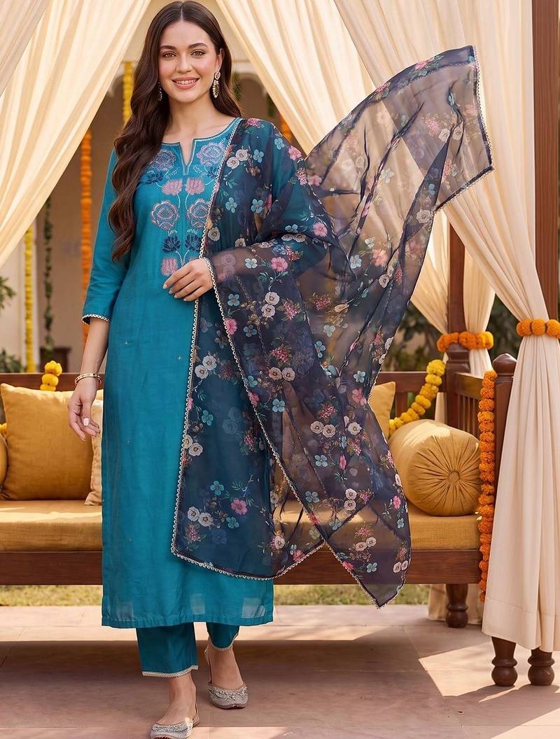 Women Floral Embroidered Regular Thread Work Kurta with Trousers & With Dupatta