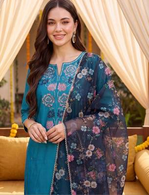 Women Floral Embroidered Regular Thread Work Kurta with Trousers & With Dupatta 2