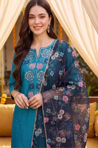 Women Floral Embroidered Regular Thread Work Kurta with Trousers & With Dupatta
