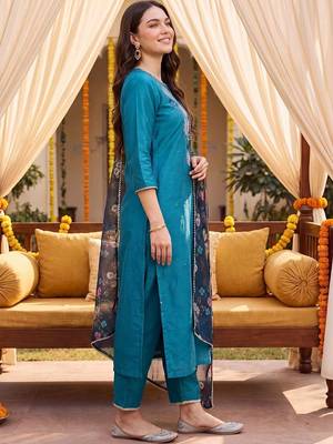 Women Floral Embroidered Regular Thread Work Kurta with Trousers & With Dupatta 3