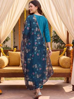 Women Floral Embroidered Regular Thread Work Kurta with Trousers & With Dupatta 4