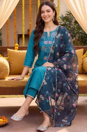 Women Floral Embroidered Regular Thread Work Kurta with Trousers & With Dupatta