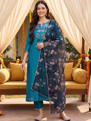 Women Floral Embroidered Regular Thread Work Kurta with Trousers & With Dupatta 6