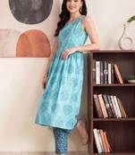 Women Ethnic Motifs Printed Empire Pure Cotton Kurti with Trousers