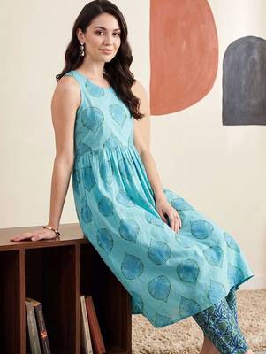 Women Ethnic Motifs Printed Empire Pure Cotton Kurti with Trousers 5