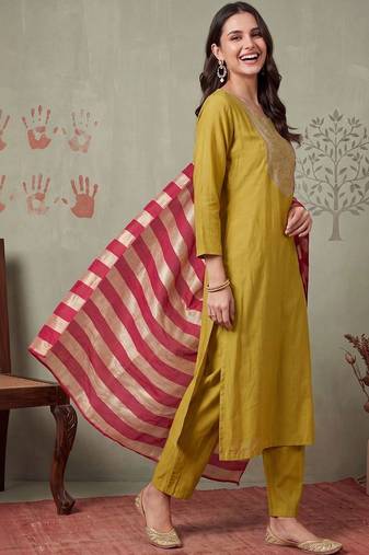Women Ethnic Motifs Embroidered Regular Thread Work Kurta with Trousers & With Dupatta