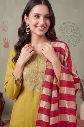 Women Ethnic Motifs Embroidered Regular Thread Work Kurta with Trousers & With Dupatta