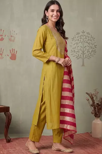 Women Ethnic Motifs Embroidered Regular Thread Work Kurta with Trousers & With Dupatta
