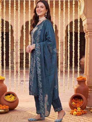 Women Floral Embroidered Regular Thread Work Kurta with Trousers & With Dupatta 1