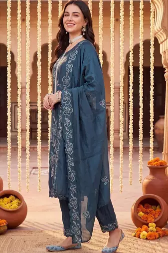 Women Floral Embroidered Regular Thread Work Kurta with Trousers & With Dupatta