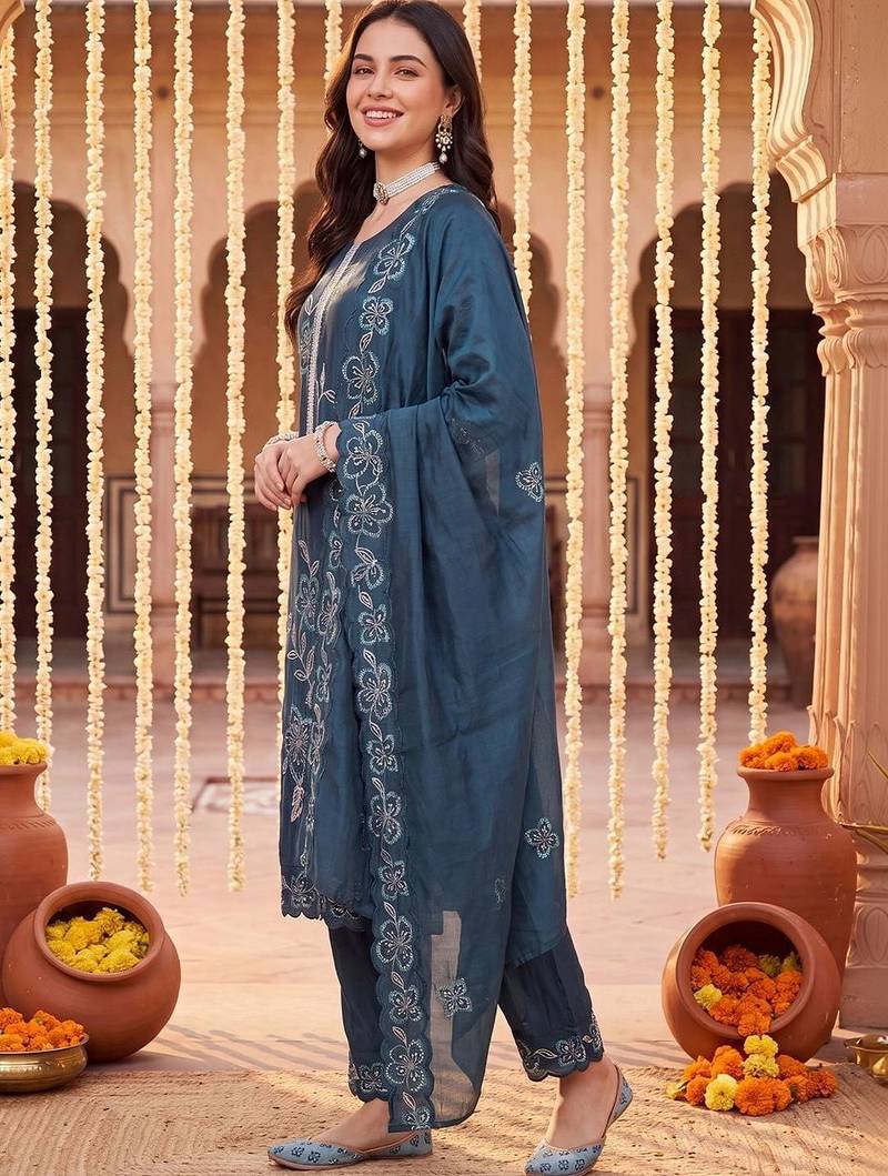 Women Floral Embroidered Regular Thread Work Kurta with Trousers & With Dupatta