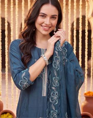 Women Floral Embroidered Regular Thread Work Kurta with Trousers & With Dupatta 2