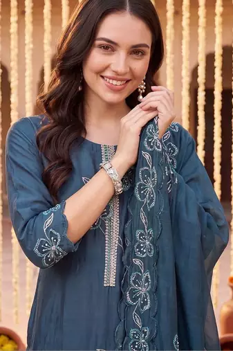 Women Floral Embroidered Regular Thread Work Kurta with Trousers & With Dupatta