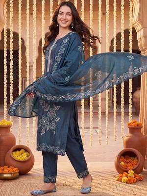 Women Floral Embroidered Regular Thread Work Kurta with Trousers & With Dupatta 3
