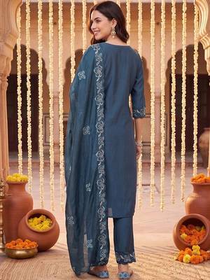 Women Floral Embroidered Regular Thread Work Kurta with Trousers & With Dupatta 4