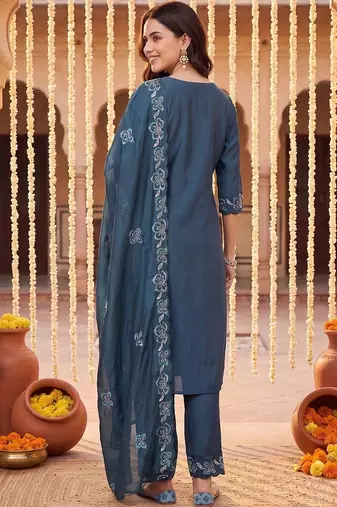 Women Floral Embroidered Regular Thread Work Kurta with Trousers & With Dupatta