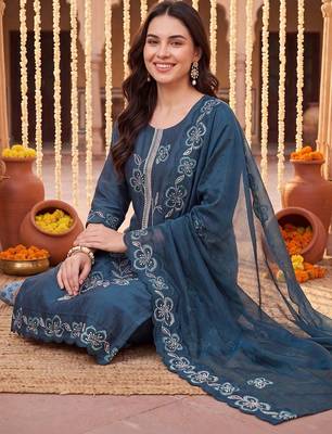Women Floral Embroidered Regular Thread Work Kurta with Trousers & With Dupatta 5