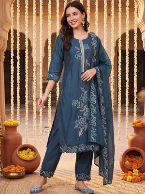 Women Floral Embroidered Regular Thread Work Kurta with Trousers & With Dupatta 6