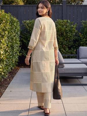 Women Printed Regular Pure Cotton Kurta with Trousers 4
