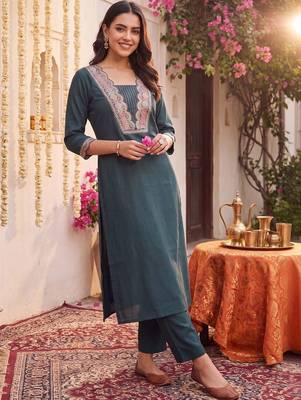 Women Ethnic Motifs Embroidered Regular Thread Work Kurta with Trousers 1