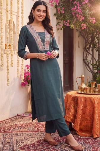 Women Ethnic Motifs Embroidered Regular Thread Work Kurta with Trousers