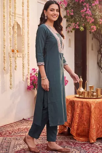 Women Ethnic Motifs Embroidered Regular Thread Work Kurta with Trousers