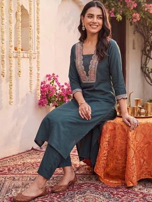 Women Ethnic Motifs Embroidered Regular Thread Work Kurta with Trousers 5