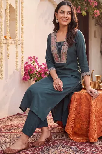 Women Ethnic Motifs Embroidered Regular Thread Work Kurta with Trousers