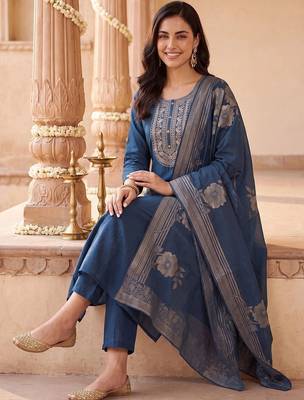 Women Ethnic Motifs Embroidered Regular Thread Work Kurta with Trousers & With Dupatta 5