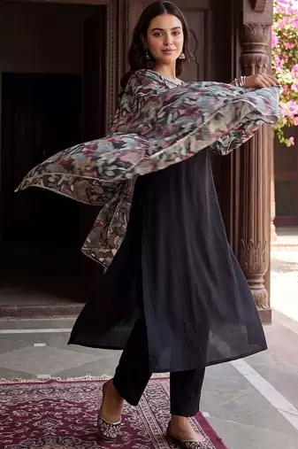 Women Floral Regular Thread Work Kurta with Trousers & With Dupatta