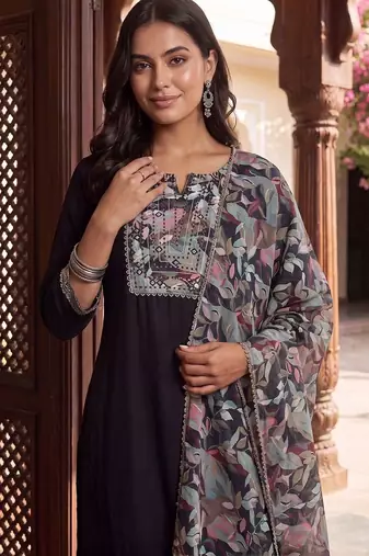 Women Floral Regular Thread Work Kurta with Trousers & With Dupatta