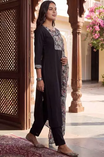 Women Floral Regular Thread Work Kurta with Trousers & With Dupatta