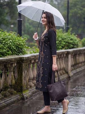 Women Floral Embroidered Regular Thread Work Kurta with Trousers 3