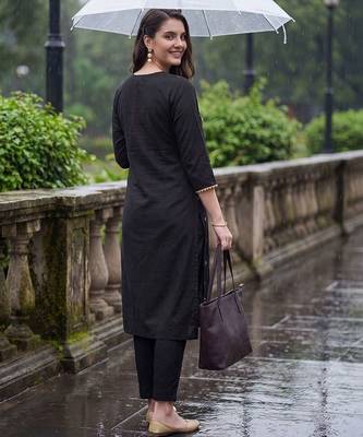 Women Floral Embroidered Regular Thread Work Kurta with Trousers 4
