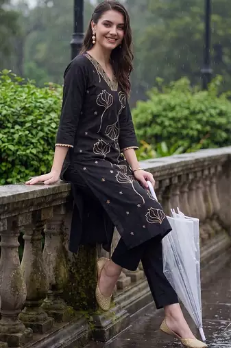 Women Floral Embroidered Regular Thread Work Kurta with Trousers