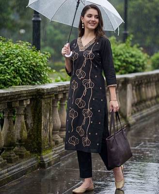 Women Floral Embroidered Regular Thread Work Kurta with Trousers 6