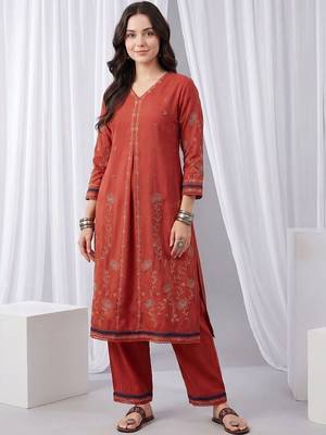 Women Floral Embroidered Regular Thread Work Kurta with Trousers 1