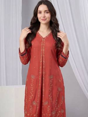 Women Floral Embroidered Regular Thread Work Kurta with Trousers 2