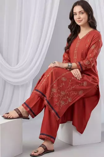 Women Floral Embroidered Regular Thread Work Kurta with Trousers
