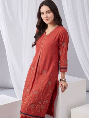 Women Floral Embroidered Regular Thread Work Kurta with Trousers 5