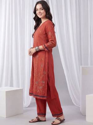 Women Floral Embroidered Regular Thread Work Kurta with Trousers 6