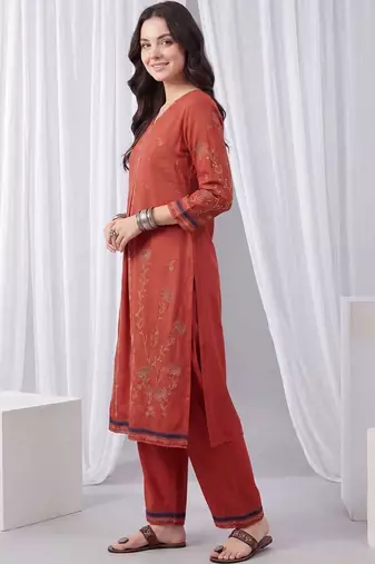 Women Floral Embroidered Regular Thread Work Kurta with Trousers