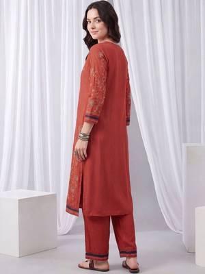 Women Floral Embroidered Regular Thread Work Kurta with Trousers 7