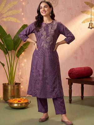Women Ethnic Motifs Printed Regular Kurta with Trousers 1