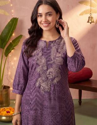 Women Ethnic Motifs Printed Regular Kurta with Trousers 2