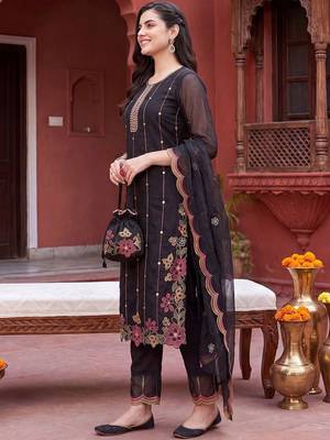 Women Floral Embroidered Regular Thread Work Kurta with Trousers & With Dupatta 1