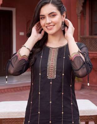 Women Floral Embroidered Regular Thread Work Kurta with Trousers & With Dupatta 2