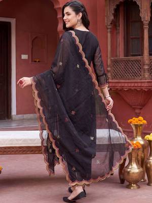 Women Floral Embroidered Regular Thread Work Kurta with Trousers & With Dupatta 4